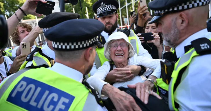 Demo 110 Ribu Orang di London Diwarnai Bentrok, 9 Orang Ditangkap